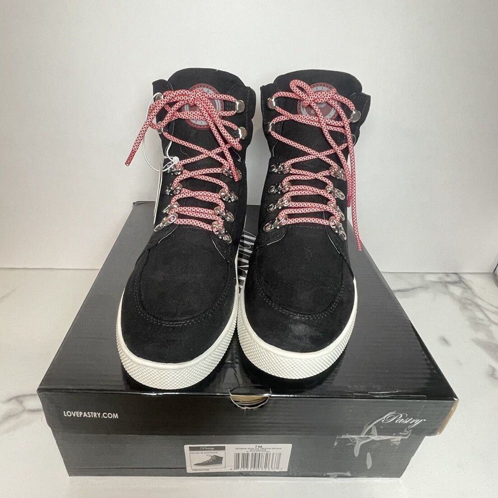 Women Sneaker Size 7M Black/White Pastry Riverside Padded Shoes